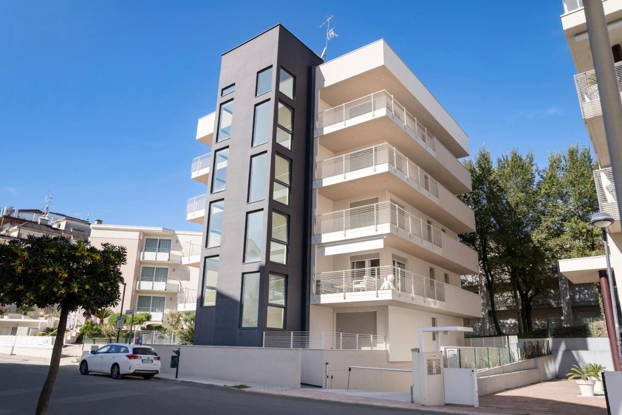 Ferrari Apartments Ponente Каорле Экстерьер фото